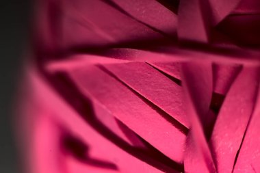 Pembe lastik bantlardan oluşan bir grubun yakın çekimi.