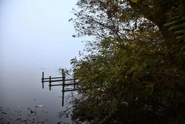 Lac Automne Lors Une Journée Brumeuse Encadrée Par Arbre Dans — Photo