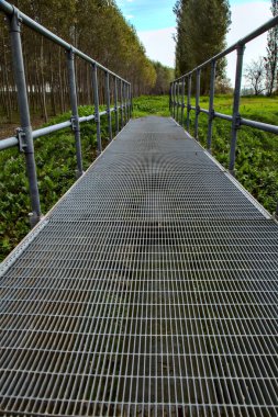 Kırsalda metal bir geçit var.