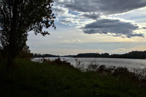 Fiume Una Giornata Nuvolosa Autunno Incorniciato Alberi — Foto Stock