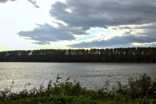 Rivière Par Une Journée Nuageuse Automne Encadrée Arbres — Photo