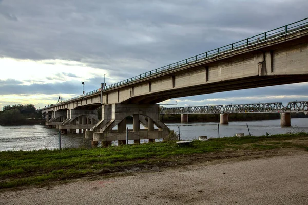 Vista Próxima Uma Ponte Rio Campo Outono — Fotografia de Stock