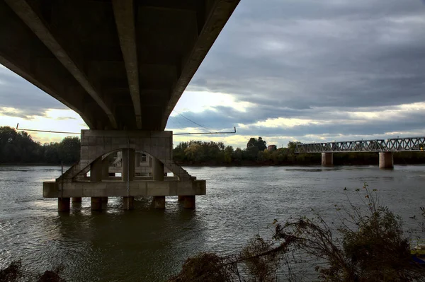 秋の田園地帯の川にかかる橋の近景 — ストック写真