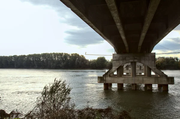 Vista Cercana Puente Sobre Río Campo Otoño —  Fotos de Stock