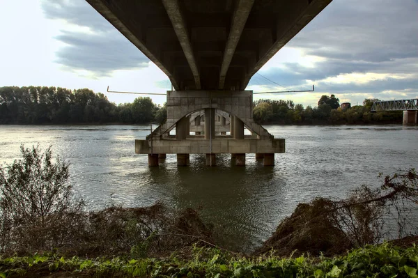 Vista Próxima Uma Ponte Rio Campo Outono — Fotografia de Stock