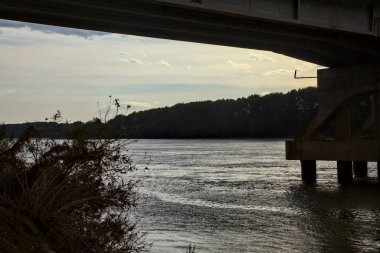 Sonbaharda kırsalda bir nehir üzerindeki bir köprünün yakın görüntüsü