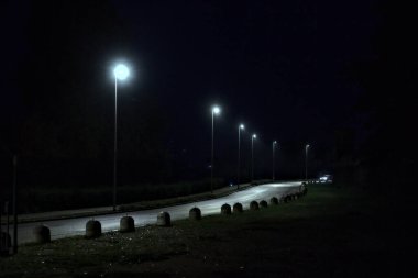 Gece vakti hafif bir yağmur altında yol
