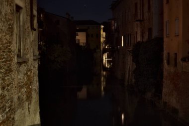 Gece bir kasabada bir su deresi