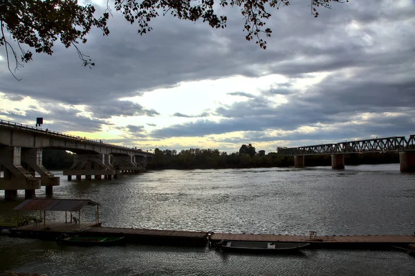 Pier Auf Einem Fluss Herbst Einem Bewölkten Tag Zwischen Zwei — Stockfoto