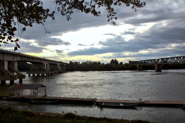 Pier Auf Einem Fluss Herbst Einem Bewölkten Tag Zwischen Zwei — Stockfoto