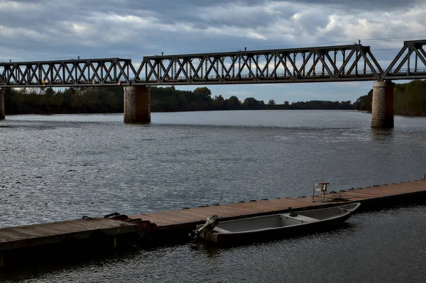 Molo Rzece Jesienią Pochmurny Dzień Między Dwoma Mostami — Zdjęcie stockowe