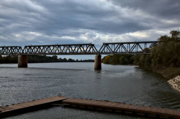 Pier Rio Outono Dia Nublado Entre Duas Pontes — Fotografia de Stock