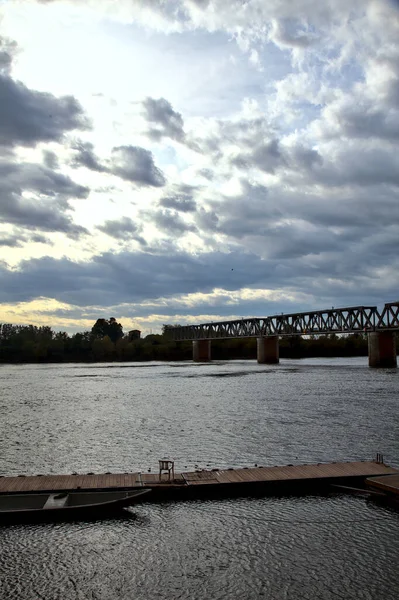 Móló Egy Folyón Ősszel Egy Felhős Napon Két Híd Között — Stock Fotó