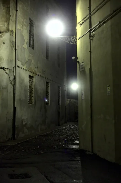 Steeg Een Italiaanse Stad Tijdens Een Lichte Regenbui Nachts — Stockfoto