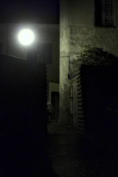 Аллея Итальянском Городе Время Легких Осадков Ночью — стоковое фото