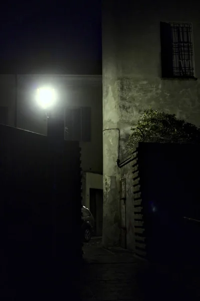 Beco Uma Cidade Italiana Durante Uma Leve Precipitação Noite — Fotografia de Stock