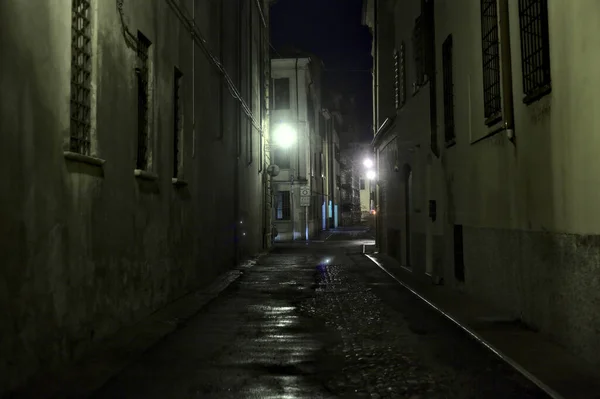 Allée Dans Une Ville Italienne Lors Une Pluie Légère Nuit — Photo