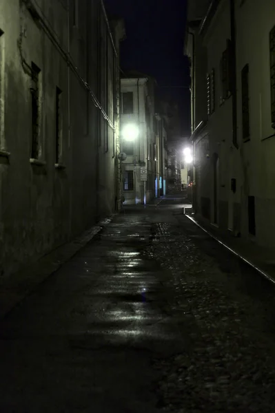 Steeg Een Italiaanse Stad Tijdens Een Lichte Regenbui Nachts — Stockfoto