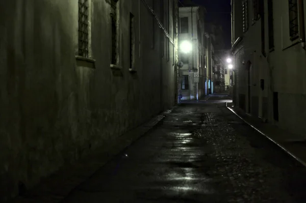 Alley Una Città Italiana Durante Una Leggera Pioggia Notturna — Foto Stock