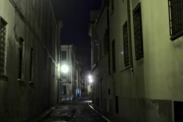 Allée Dans Une Ville Italienne Lors Une Pluie Légère Nuit — Photo