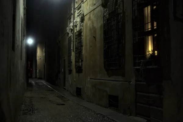 Alley Una Città Italiana Durante Una Leggera Pioggia Notturna — Foto Stock
