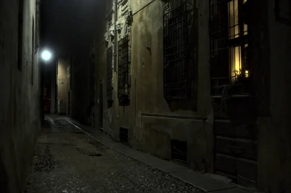 Gasse Einer Italienischen Stadt Bei Leichtem Regen Der Nacht — Stockfoto