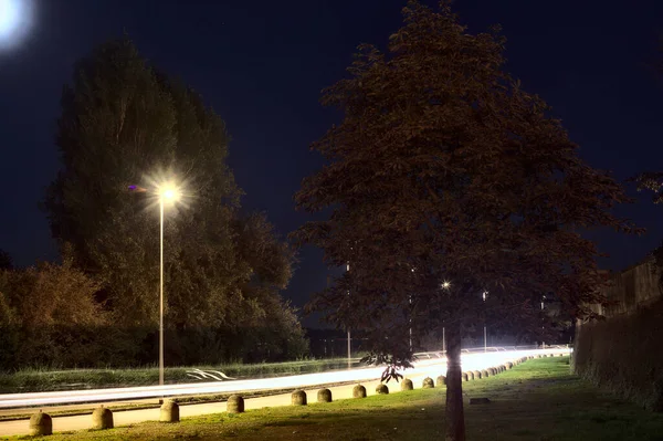 Straße Einer Italienischen Stadt Bei Nacht — Stockfoto