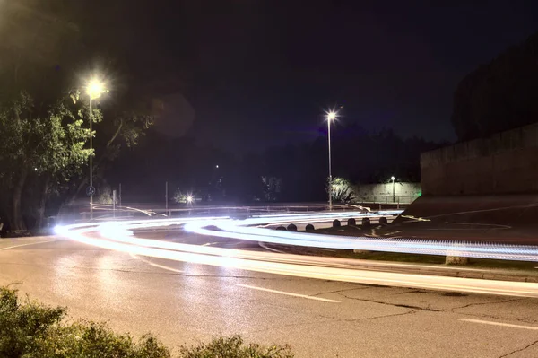 夜のイタリアの町の道路 — ストック写真