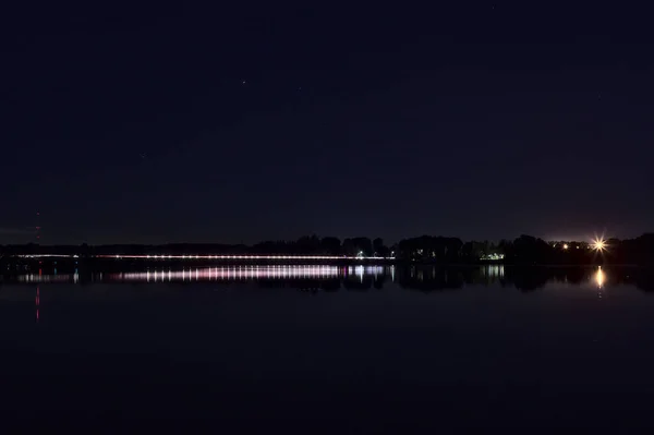Мост Через Озеро Ночью Рядом Парком — стоковое фото