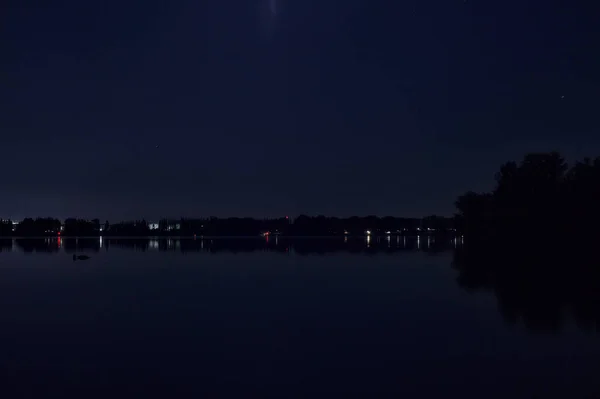 Ночью Река Деревьями Берегу — стоковое фото