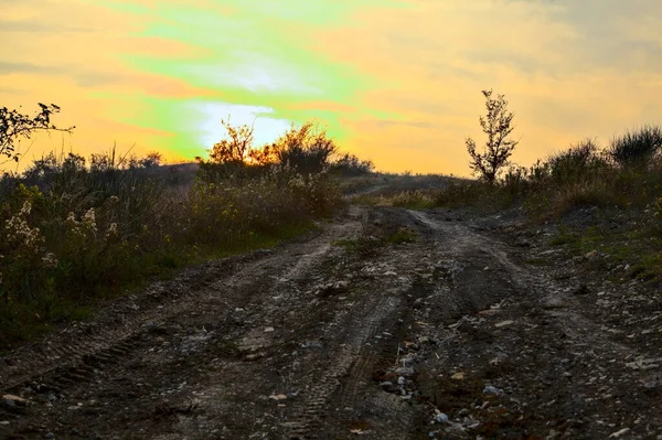 Schotterstraße Auf Einem Kargen Hügel Bei Sonnenuntergang Herbst — Stockfoto