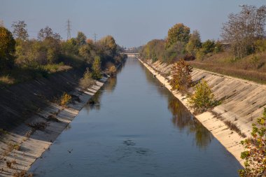 Sonbaharda kırsalda bir nehir