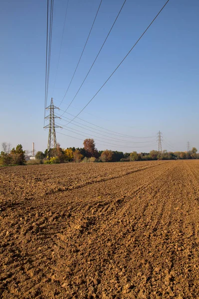 Campo Arado Otoño Con Pilón Electricidad Medio — Foto de Stock