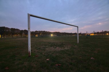 Gün batımında parkta gol.