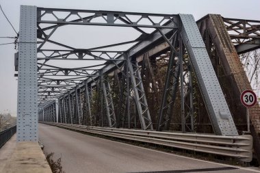 Sonbaharda bulutlu bir günde bir nehrin üzerindeki köprü