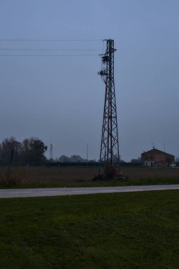 Sonbaharda gün batımında kır yolu