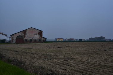 Sonbaharda gün batımında sürülen tarla