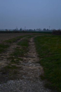 Sonbaharda gün batımında kırlarda çakıl patikası