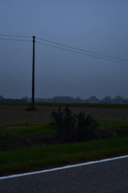 Sonbaharda gün batımında kır yolu