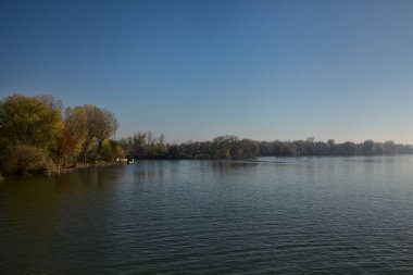 Sonbaharda bir gölün kıyısında