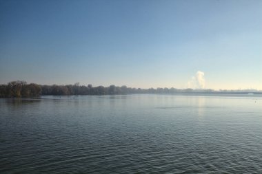 Sonbaharda bir gölün kıyısında