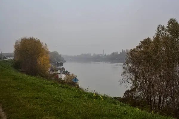 Brzeg Rzeki Jesienią Pochmurny Dzień — Zdjęcie stockowe