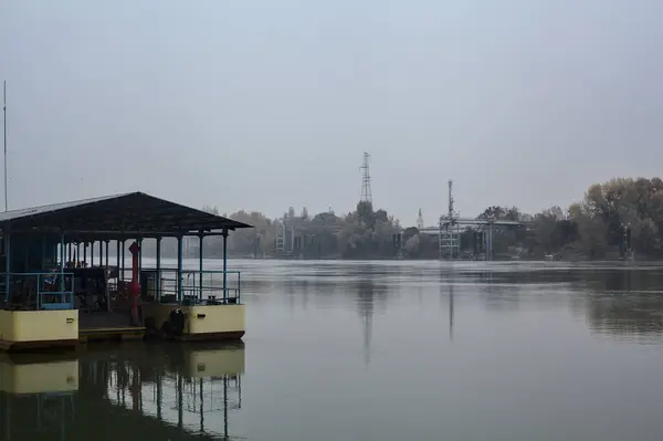 Barco Rio Com Uma Fábrica Outro Lado — Fotografia de Stock