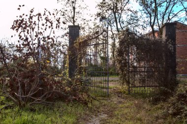 Kırsalda terk edilmiş bir bahçeye açılan kapı.