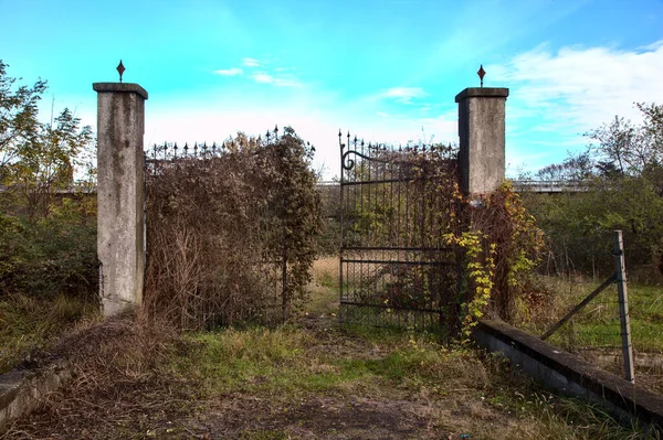 Otwarta Brama Opuszczonego Ogrodu Wsi — Zdjęcie stockowe