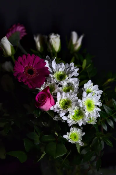 Ramo Rosas Blancas Crisantemos Gerberas Rosas Púrpuras Sobre Fondo Negro —  Fotos de Stock