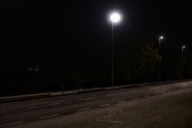Gece göl kıyısında bir yol