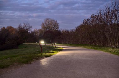 Sonbaharda gün batımında yol