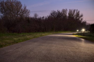 Sonbaharda gün batımında yol