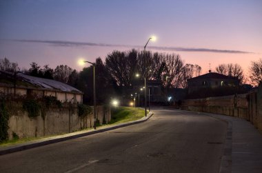 Sonbaharda gün batımında yol